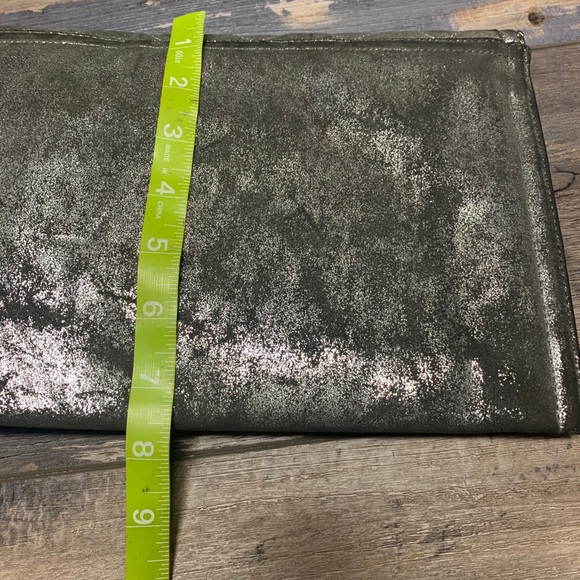 🤍bcbgeneration🤍 silver metallic clutch - Picture 5 of 7